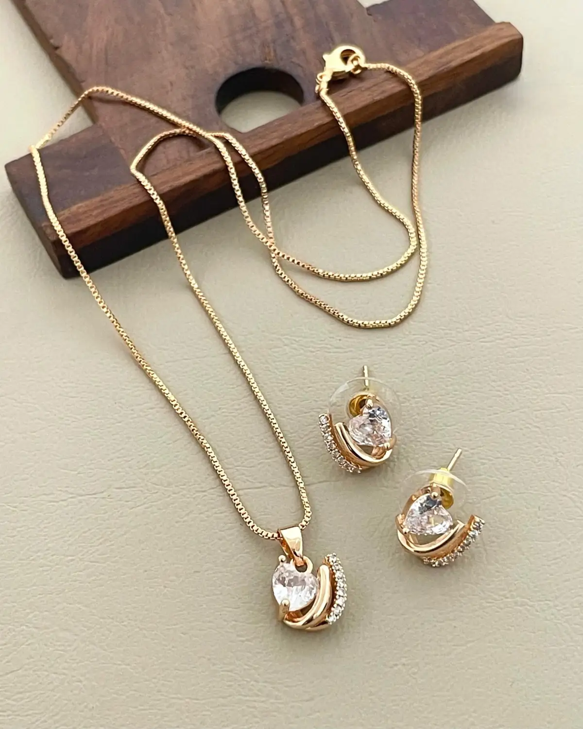 Diamond Curve Pendant set